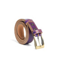 Cintura artigianale in cuoio di colore viola con fibbia da 3 cm chiusa.