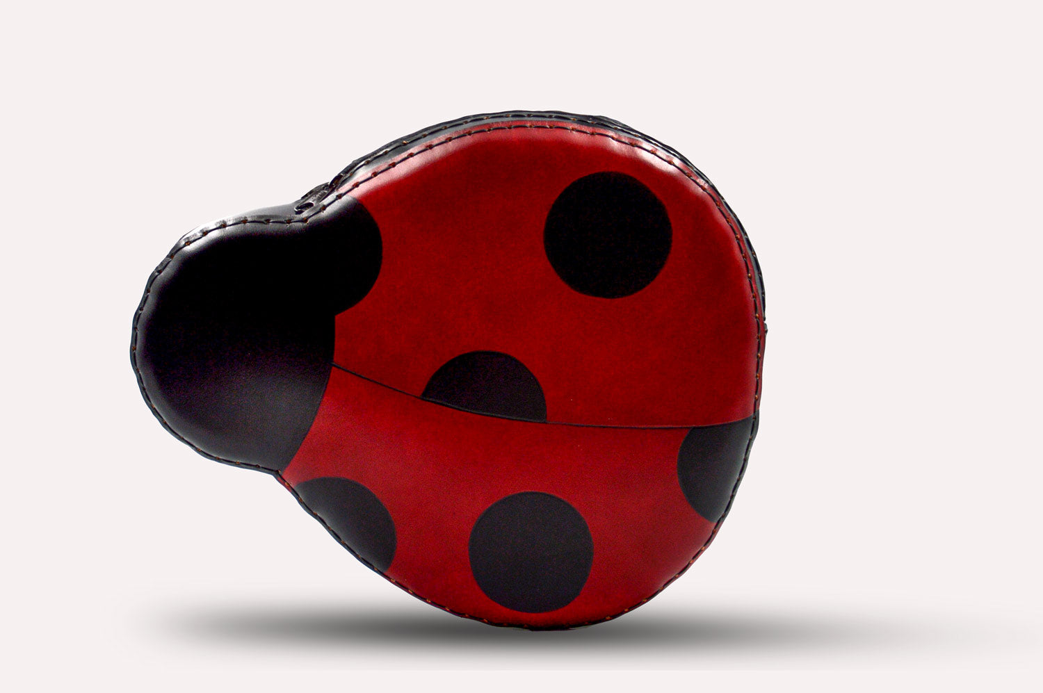 Portachiavi artigianale realizzato a mano e in cuoio a forma di Coccinella rossa e nera. Dealfa Made in Puglai.